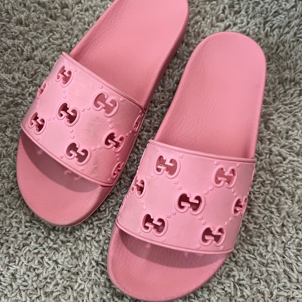 Pink rubber Gucci slides